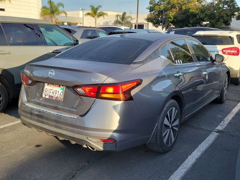 Used 2021 Nissan Altima 2.5 SV w/ SV Premium Package image 3