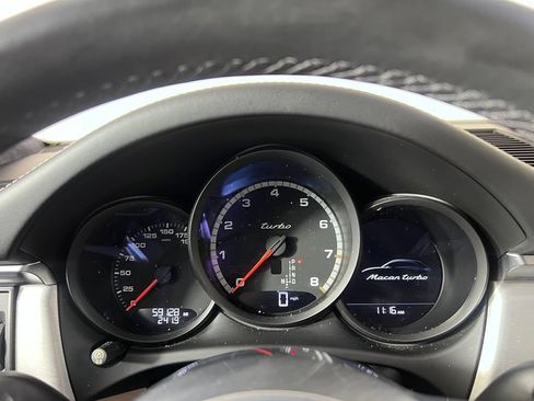 Certified 2020 Porsche Macan Turbo AWD/4WD image 32