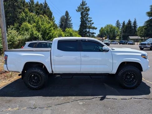 Used 2020 Toyota Tacoma TRD Sport w/ TRD Premium Sport Package AWD/4WD image 10