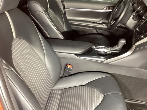 Used 2020 Toyota Camry SE w/ Sunroof Package image 4