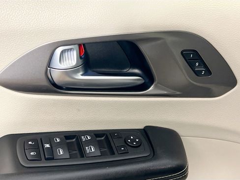 Used 2023 Chrysler Pacifica Touring-L image 16