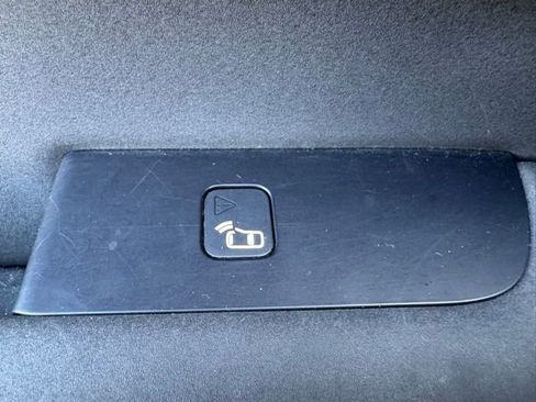 Used 2019 Land Rover Discovery HSE image 30