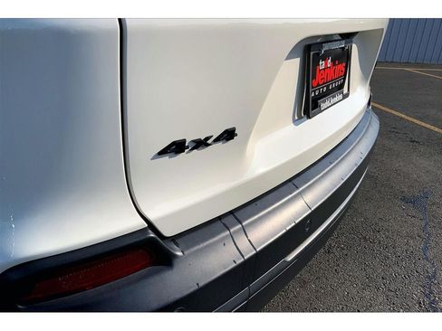 Used 2019 Jeep Cherokee Latitude Plus AWD/4WD image 9