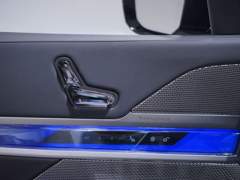 Used 2025 BMW 740i w/ Premium Package image 17