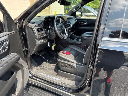 Used 2022 GMC Yukon XL SLT w/ SLT Premium Package AWD/4WD image 4