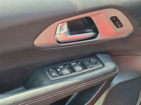 Used 2025 Chrysler Pacifica Select FWD image 13