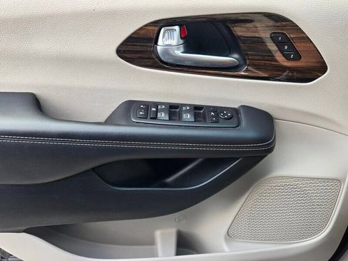 Used 2024 Chrysler Pacifica Limited FWD image 30