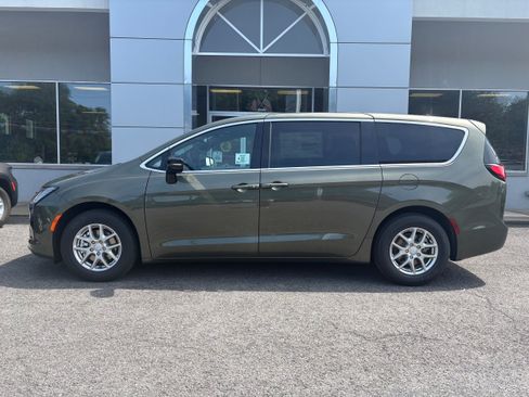New 2027 Chrysler Pacifica Select FWD image 2