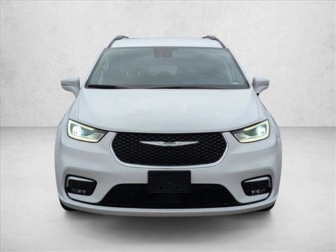 Used 2022 Chrysler Pacifica Touring-L image 2