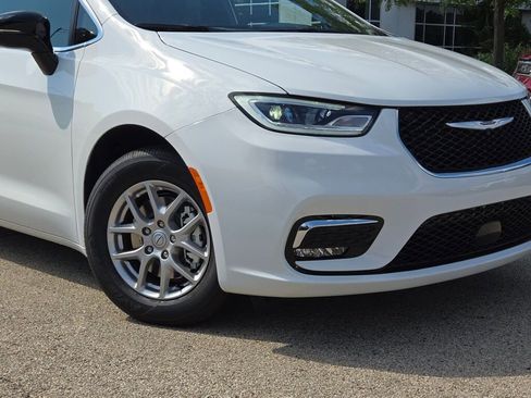 New 2026 Chrysler Pacifica Select image 3