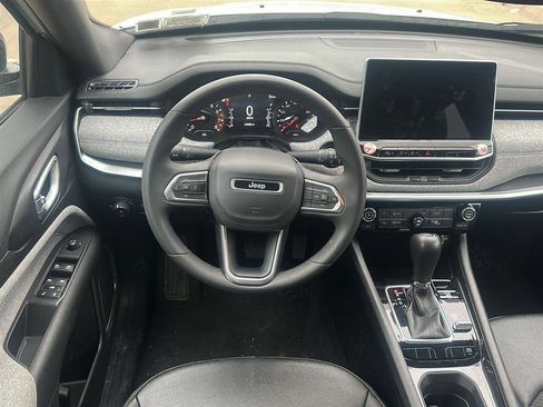 Used 2024 Jeep Compass Latitude image 25