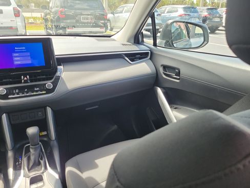 Used 2023 Toyota Corolla Cross LE w/ Moonroof Package image 17