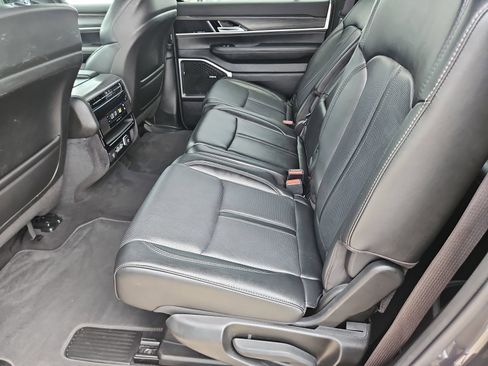 Used 2024 Jeep Wagoneer L Series II w/ Flexible Seating Group AWD/4WD image 16