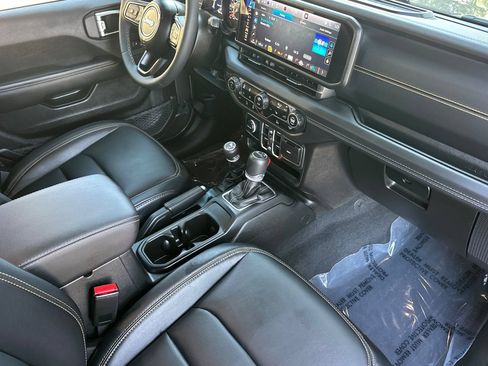 Used 2025 Jeep Gladiator Sport AWD/4WD image 14
