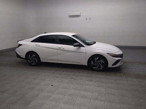 Used 2025 Hyundai Elantra Sport FWD image 11