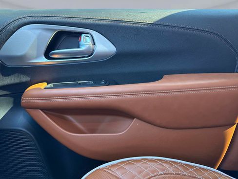 Used 2024 Chrysler Pacifica Pinnacle image 26