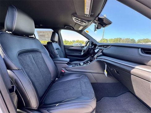 New 2025 Jeep Grand Cherokee Altitude image 14