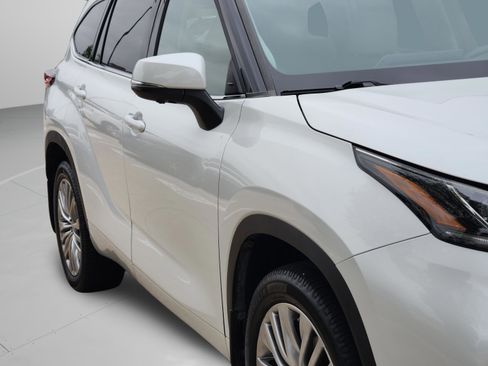 Used 2023 Toyota Highlander Platinum FWD image 34