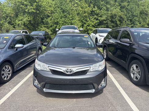Used 2012 Toyota Camry XLE w/ Leather Pkg FWD image 2