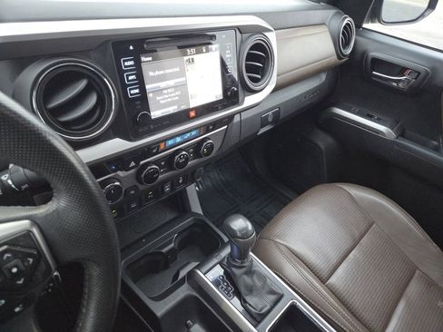 Used 2017 Toyota Tacoma Limited image 38