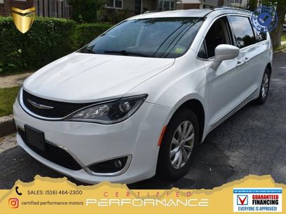 Used 2025 Chrysler Pacifica Select