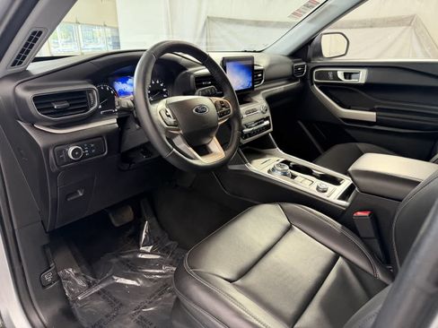 Used 2022 Ford Explorer XLT w/ Equipment Group 202A AWD/4WD image 9