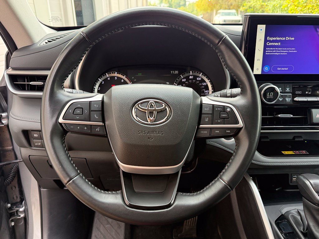 Used 2025 Toyota Highlander XLE AWD/4WD image 11