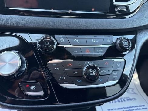 Used 2025 Chrysler Pacifica Select FWD image 16