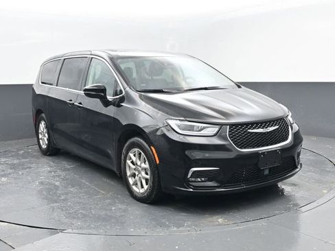 Used 2024 Chrysler Pacifica Touring-L image 3
