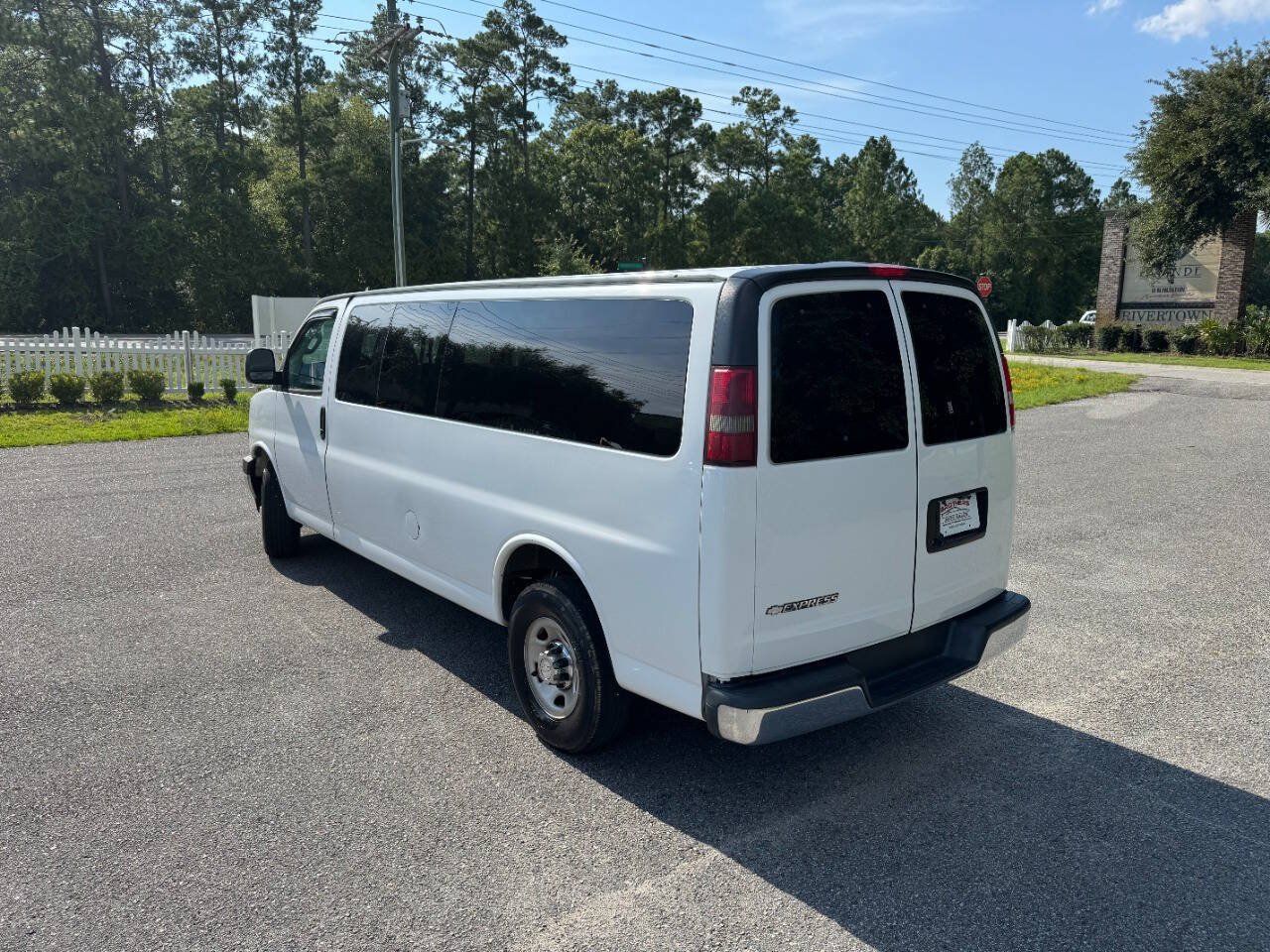 Used 2018 Chevrolet Express 3500 LT w/ LT Preferred Equipment Group RWD image 4