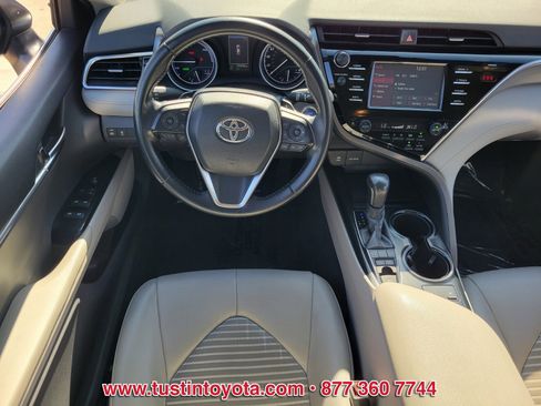 Certified 2018 Toyota Camry SE image 11