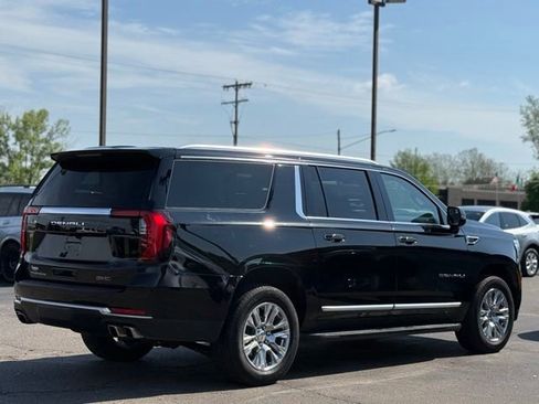 Used 2025 GMC Yukon XL Denali AWD/4WD image 38