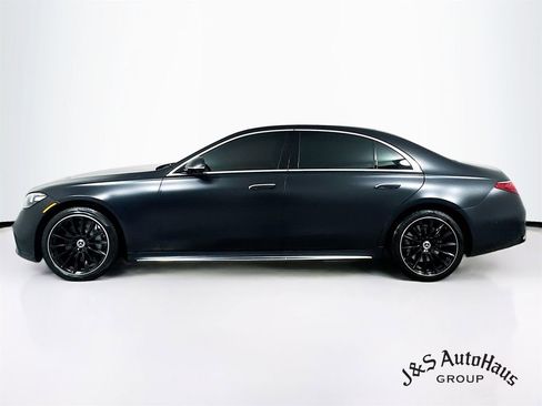 Used 2022 Mercedes-Benz S 580 4MATIC Sedan w/ AMG Line Package image 4
