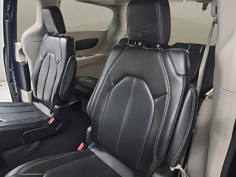 Used 2024 Chrysler Pacifica Touring-L image 15