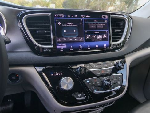 Used 2023 Chrysler Pacifica Touring-L FWD image 19