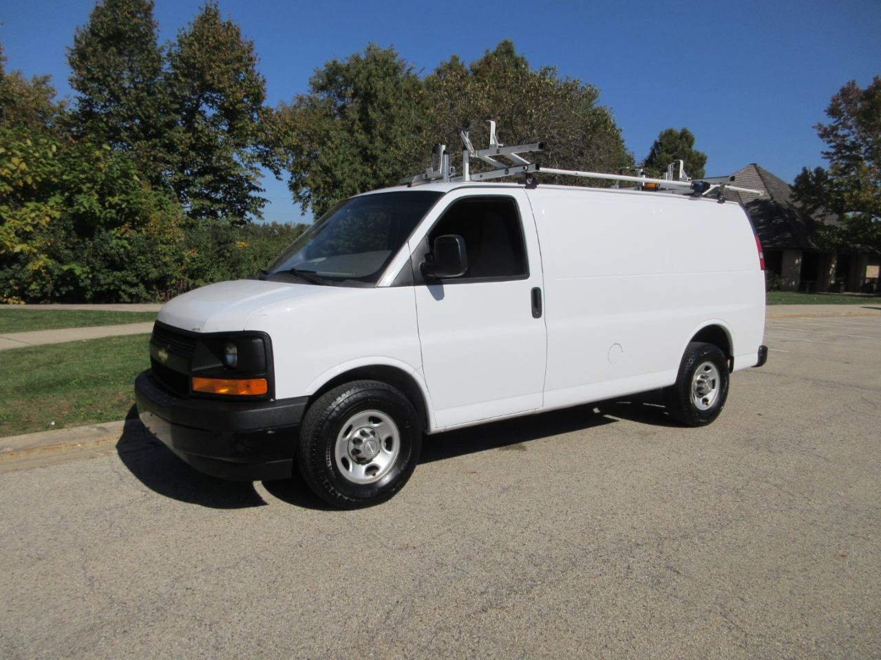 Used 2017 Chevrolet Express 2500 RWD image 2