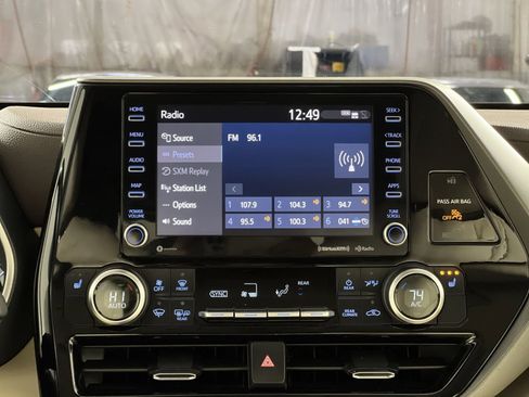 Used 2021 Toyota Highlander XLE image 18