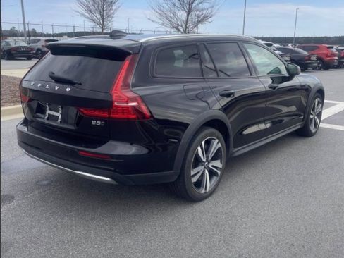 Used 2025 Volvo V60 B5 Cross Country Plus image 3