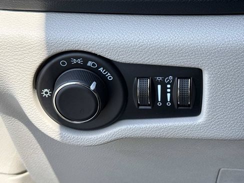 Used 2023 Chrysler Voyager LX FWD image 38