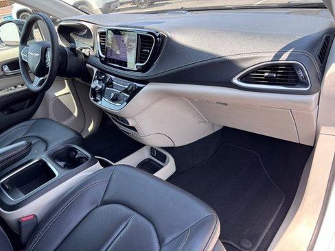Used 2024 Chrysler Pacifica Limited FWD image 10