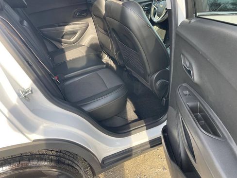 Used 2017 Chevrolet Trax LT w/ LT Convenience Package FWD image 13