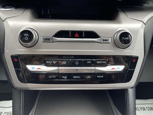 Used 2022 Ford Explorer XLT image 30