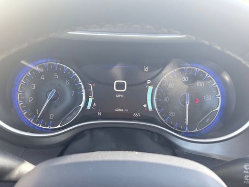 Used 2024 Chrysler Pacifica Touring-L FWD image 9