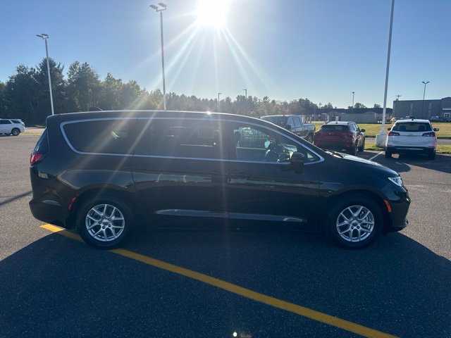 Used 2025 Chrysler Pacifica Select FWD image 9