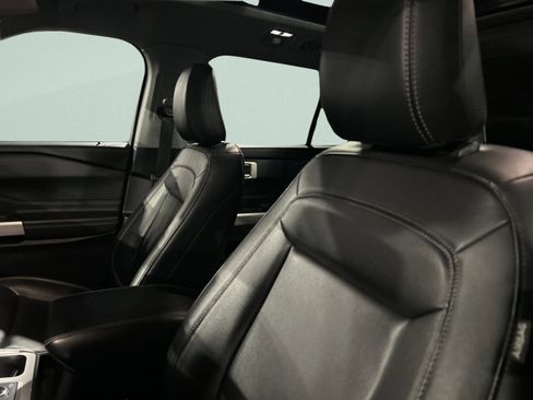 Used 2023 Ford Explorer XLT image 15