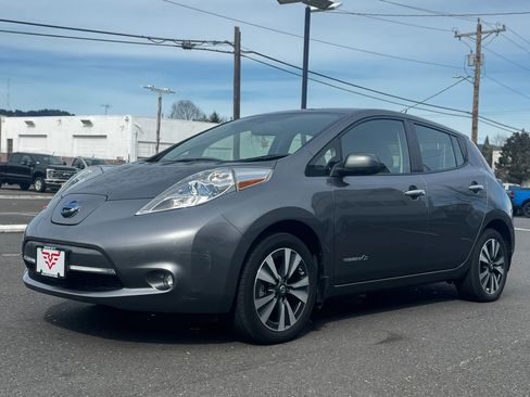 Used 2017 Nissan Leaf SL w/ Premium Package image 2