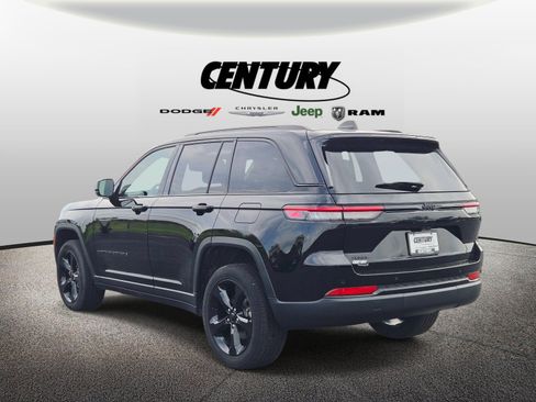 Used 2024 Jeep Grand Cherokee Altitude image 6