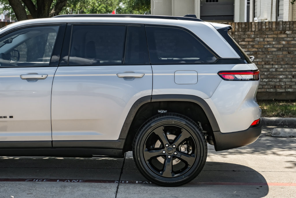 Used 2023 Jeep Grand Cherokee Limited w/ Black Appearance Package AWD/4WD image 24