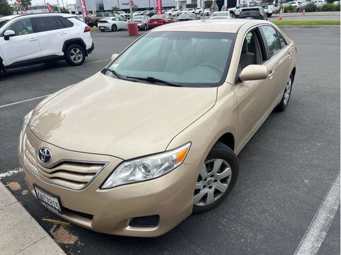 Used 2011 Toyota Camry LE FWD image 2