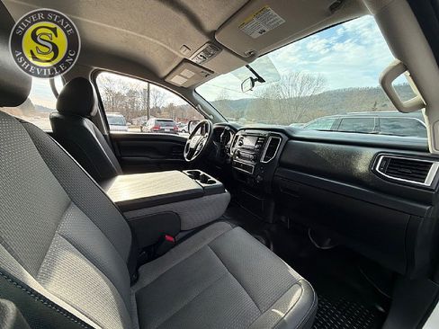 Used 2018 Nissan Titan S image 16